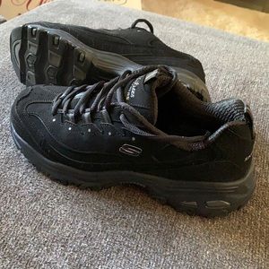 Sketchers D’Lites Wide Fit Memory Foam lace up. Women’s Size 9. Excellent used.